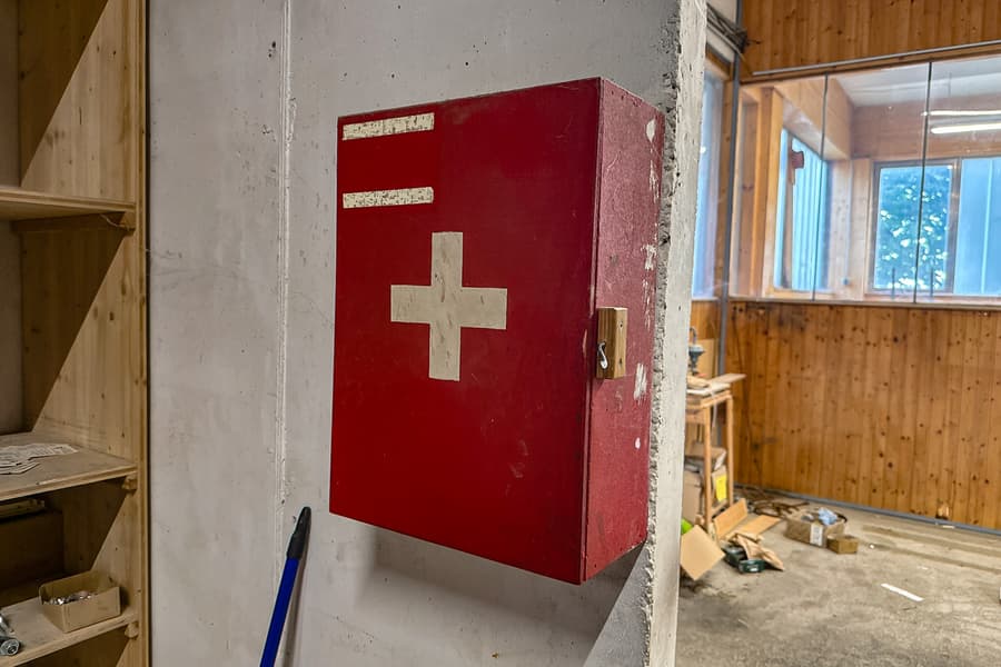 Erste Hilfe Kasten, teilbefüllt
